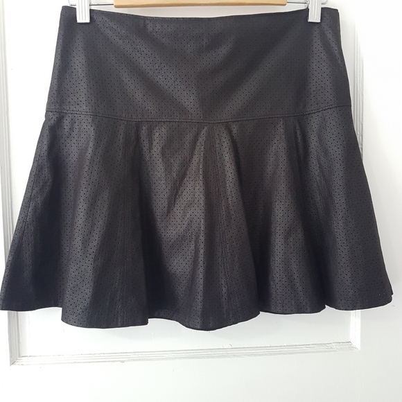 Club Monaco Dresses & Skirts - Club Monaco Twirl Circle Pleated Faux Leather Fully Lined Mini Skirt Black Sz 2